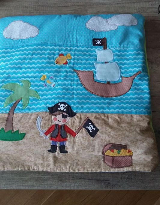 Cojin manta con aplicaciones termoadhesivas de Rita & Nico